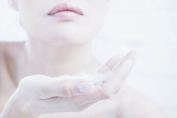 Naklejka premium Close up of woman?s hands with feathers