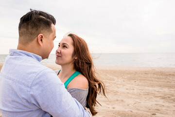 Obraz premium Young couple hugging at beach