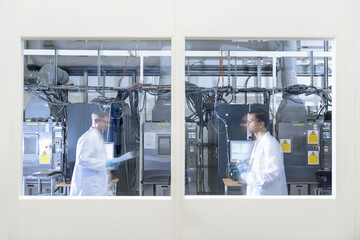 Scientists in lithium ion battery test facility in battery research facility - obrazy, fototapety, plakaty
