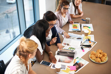Obraz premium Colleagues having meeting at conference room table