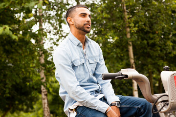 Obraz premium Young man on bicycle looking away