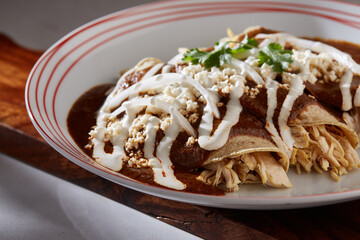 Enmoladas con pollo queso y crema comida mexicana