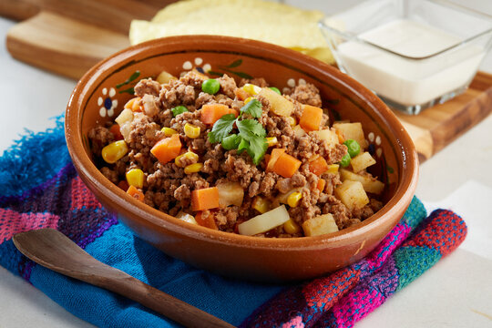 Picadillo de res con verduras servido en plato de barro, comida mexicana