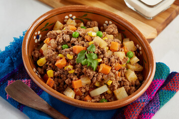 Picadillo de res con verduras servido en plato de barro, comida mexicana