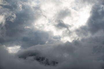 un panorama di montagna ricco di nuvole, una brutta giornata di montagna con le nuvole dense sopra...