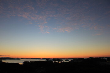 朝日が昇る直前の海辺の風景