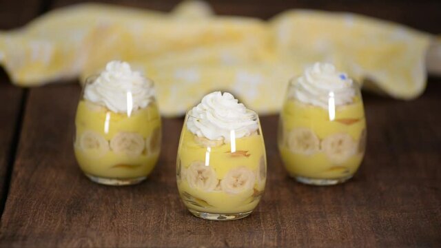 Pastry chef decorate banana pudding with flowers.