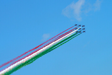 Esibizione aerea. Caccia aviazione italiana. Frecce tricolore. Formazione, squadra.