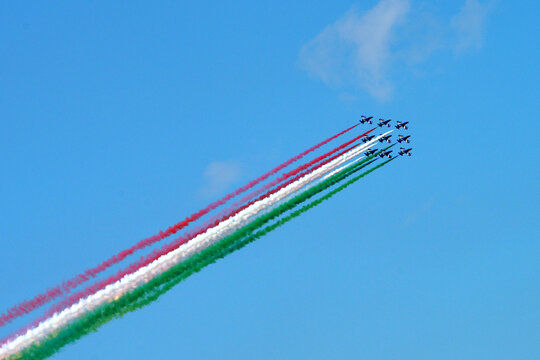 Esibizione aerea. Caccia aviazione italiana. Frecce tricolore. Formazione, squadra.