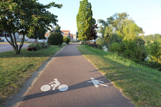 Piste cyclable le long des rives de la riviere Saone, ville de Chalon sur Saone, d&eacute;partement Saone et Loire, France