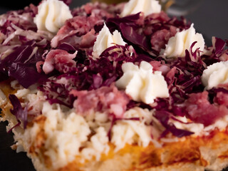 Pizza al Taglio Radicchio Salsiccia e Philadelphia