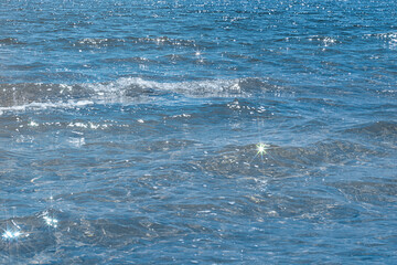 Obraz premium Detail of a sunlight reflecting in glittering sea. Powerful and peaceful nature concept.