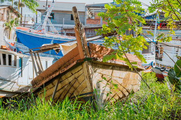 O velho barco do ribeirinho da amazônia  É feito de madeira e tem um motor a diesel. É usado pelos ribeirinhos da amazônia para transportar pessoas e cargas pelos rios da região.