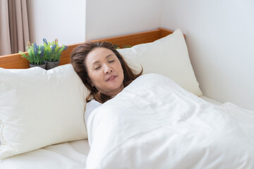 眠るシニア女性