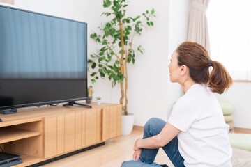 Fototapeta na wymiar テレビを見るシニア女性