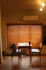 アンティーク風カフェの店内　窓の前のテーブル正面から