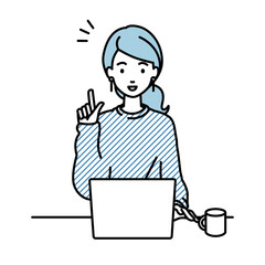 デスクで座ってPCを開いて何かひらめいたリモートワークの女性