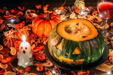 ハロウィンパーティーのイメージカット　クリームシチューがたっぷり詰まったジャックオランタン