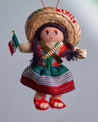 Colorida muñeca mexicana tradicional hecha a mano 