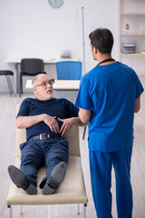 Obraz premium Old man visiting young male doctor
