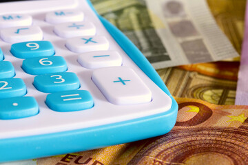 Ein Taschenrechner und Euro Banknoten