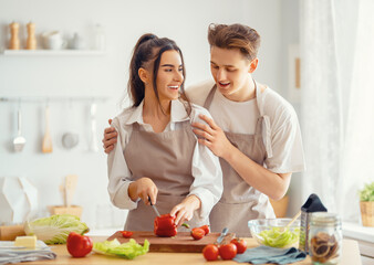Obraz na płótnie Canvas loving couple is preparing the proper meal
