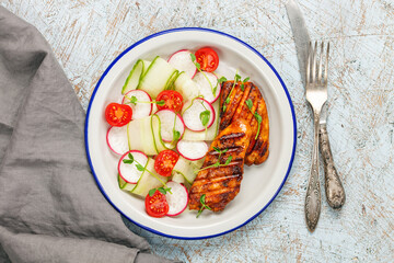 Chicken and fresh vegetable salad © murziknata