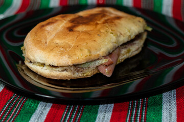 guajolote de salchicha antojito mexicano con salsa verde mes patrio