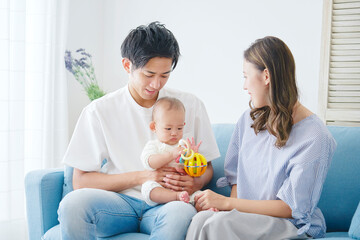 赤ちゃんと遊ぶ夫婦