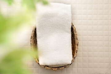 浴室タイル商品背景　バスケットに入ったパイル生地のタオル