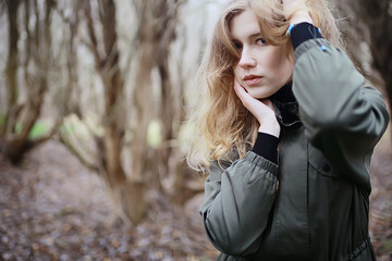 model late autumn in the park, european style adult girl in seasonal glamorous look