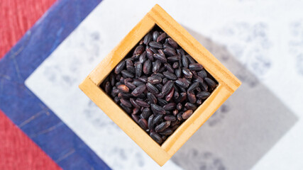 玄米の黒米、別名：紫黒米、紫米　（皮にアントシアニン系色素が含まれる）、有機栽培、日本産