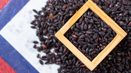 玄米の黒米、別名：紫黒米、紫米　（皮にアントシアニン系色素が含まれる）、有機栽培、日本産