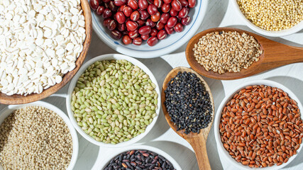 雑穀生活で健康なイメージ（小豆、ハトムギ、もちきび、ひえ、キヌア、アマンサラス、押麦、赤米、玄米、黒ゴマ、緑米など）