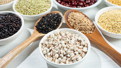 雑穀生活で健康なイメージ（ハトムギ、もちきび、ひえ、キヌア、アマンサラス、黒豆、黒米、緑米など）