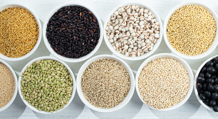 雑穀生活で健康なイメージ（ハトムギ、もちきび、ひえ、キヌア、アマンサラス、黒豆、黒コメ、緑米など）