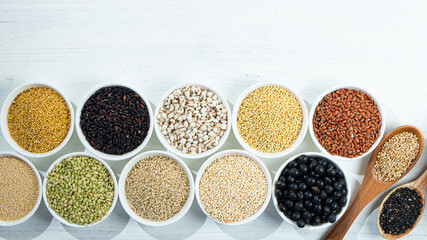 雑穀生活で健康なイメージ（小豆、ハトムギ、もちきび、ひえ、キヌア、アマンサラス、黒豆、赤米、玄米、黒ゴマ、緑米など）