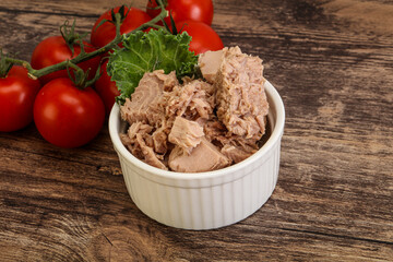 Canned tuna fillet in the bowl