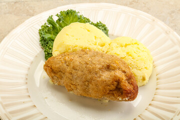Crispy chicken cutlet with mashed potato