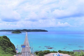 角島大橋 山口県下関市の角島のエメラルドグリーンの海と空