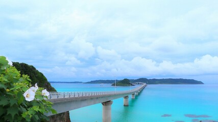 角島大橋 山口県下関市の角島のエメラルドグリーンの海と空の雲