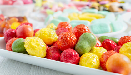 Gum in formefruktov in a bowl on the table, close-up.