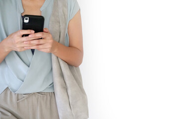 携帯電話を見ながら移動する女性