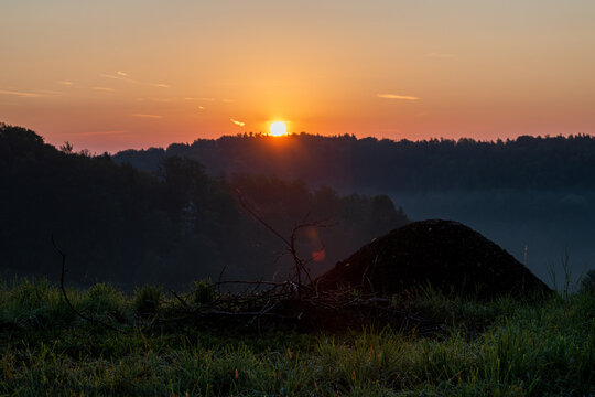 Sonnenaufgang auf dem Land - fr&uuml;h morgens in einer idyllischen Landschaft in Europa
