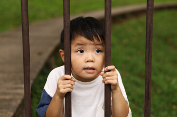 公園で遊ぶ４歳の男の子。