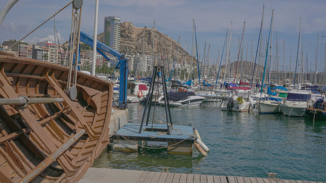Vistas desde Centro comercial Panoramix del puerto deportivo y ciudad de Alicante.