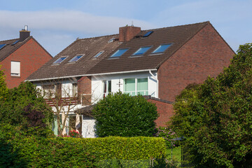 Fototapeta na wymiar Wohnhäuser, Einfamilienhäuser im Grünen an einem Gewässer, Bremen, Deutschland