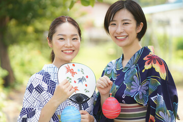 ヨーヨーを持つ女性