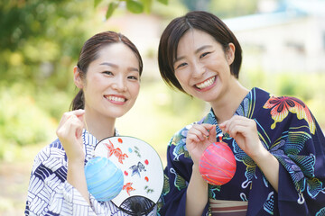 ヨーヨーを持つ女性