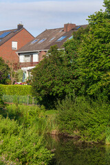 Wohnhäuser, Einfamilienhäuser im Grünen an einem Gewässer, Bremen, Deutschland